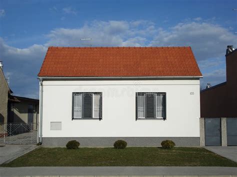 Pequeña Casa Suburbana Con Pequeña área De La Hierba Imagen de archivo