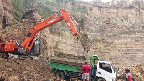 Truk Dam Muat Pasir Padas Dari Excavator Hitachi Di Tambang C YouTube