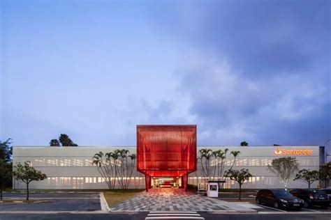 充满活力的总部大楼亮点在这4个空间 Red Architecture Industrial Architecture Santander