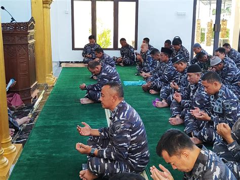 KOMANDAN YONMARHANLAN IV MENGIKUTI ACARA DOA BERSAMA DALAM RANGKA HUT