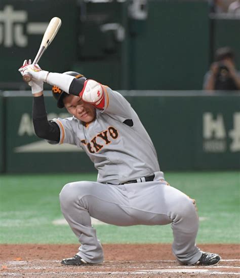 巨人・坂本勇人の死球巡り高津監督がリクエスト あわや頭部直撃の一球に場内騒然野球デイリースポーツ Online