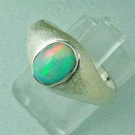 Massiver Damenring Aus Silber Mit Bunten 1 35 Ct Welo Opal