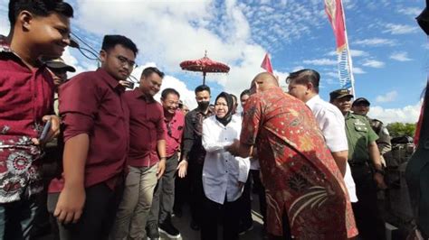 Mensos Tri Rismaharini Serahkan Unit Kapal Untuk Nelayan Di Pulau Bangka