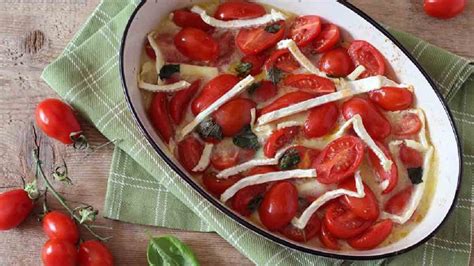 Tomates cerises au brie cuites au four succulentes et alléchantes