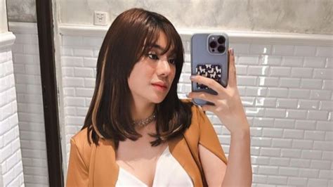 Portraits Of Clara Shinta A Tiktok Celebrity Who Went Viral For