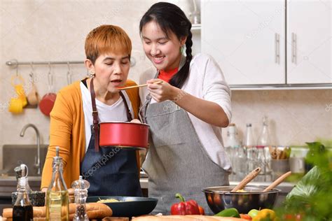 Amar A La Familia Asi Tica De Madre E Hija Cocinando En La Cocina