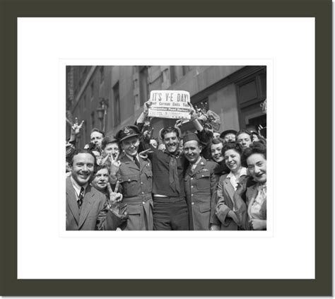 Crowd Celebrating Victory Day In Times Square 1000museums