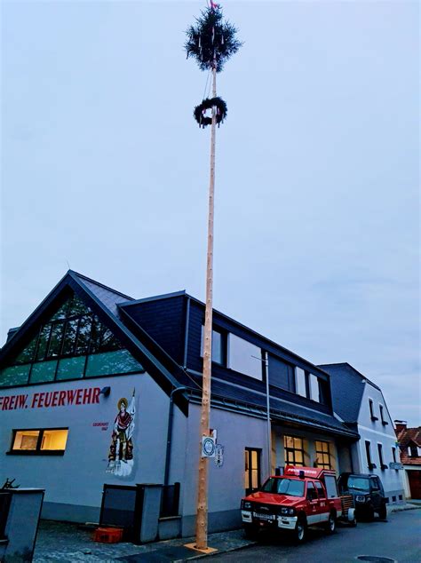 Maibaumaufstellen Freiwillige Feuerwehr Stratzing