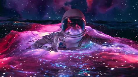 Astronaute De L eau Violette 4K En Arrière plan De La Natation LED