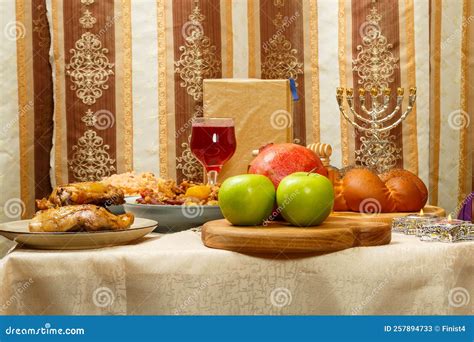 Mesa Festiva Pratos Tradicionais Rituais E Menorah Para Rosh