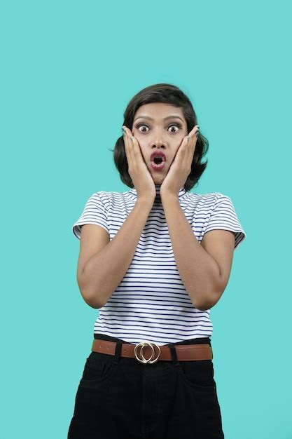 Sorprendida Emocionada Mujer Asombrada De Pie Sobre Fondo Azul Mirando