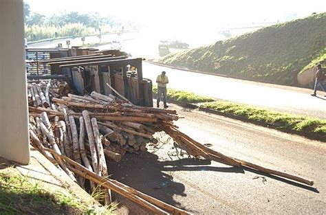 Treminhão madeira tomba em rodovia Visão Notícias A Agilidade