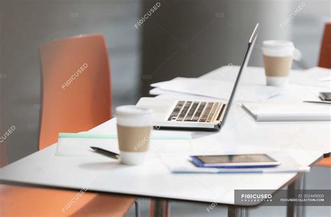 Ноутбук, кава і папери на столі в офісі — розмита, Інтернет - Stock ...