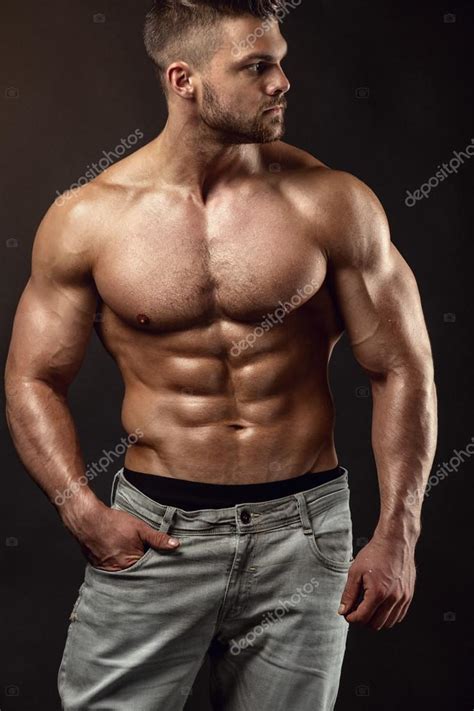 Forte Homem Atlético Fitness Modelo Torso Mostrando Grandes Músculos Fotos Imagens De © Italo