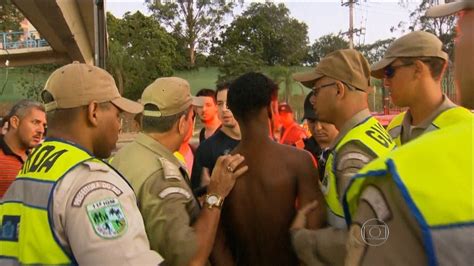 Quatro Suspeitos De Assaltar Pedestres Pr Ximo Ao Terminal Da Alvorada