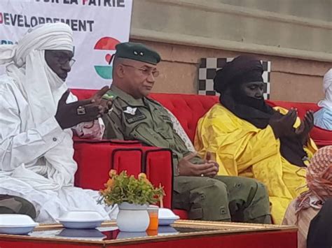 Agadez Le gouverneur assiste à une séance de lecture du Saint Coran