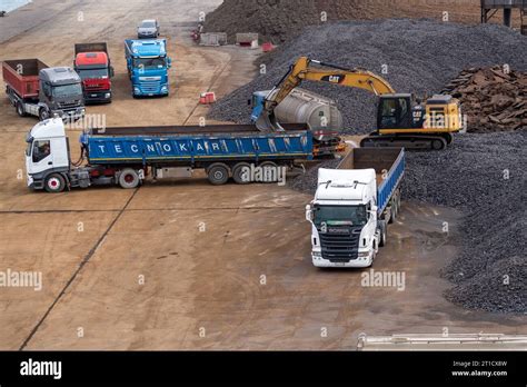 Steinbruch Lkw Und Beladener Lkw Hi Res Stock Photography And Images