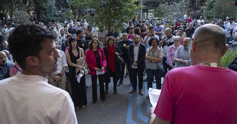 Un Centenar De Persones Es Concentren A Barcelona En Rebuig A Les