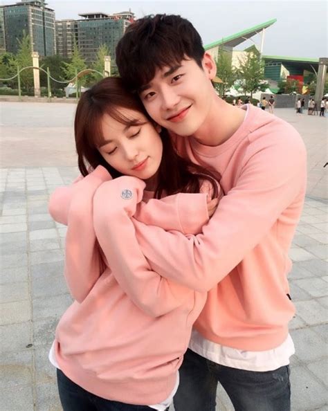 Lee Jong Suk Gives Han Hyo Joo A Back Hug Behind The Scenes Of W Soompi