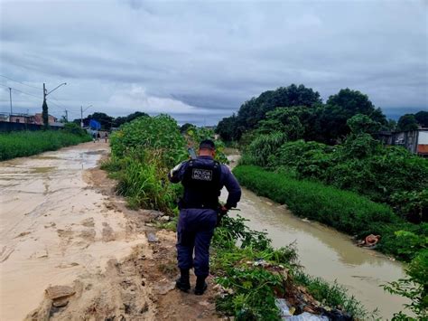 Urgente homem é assassinad0 e jogado em igarapé de Manaus saiba mais