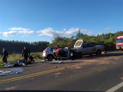 Duas Pessoas Morrem Em Acidente Entre Carro E Caminhonete Na BR 282