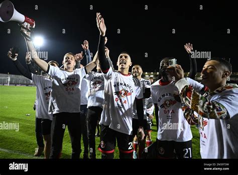 Les Joueurs De Rfc Seraing Fêtent Après Un Match De Football Entre 1a