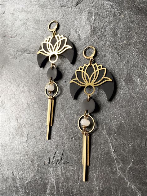 Boucles Doreilles Lotus Et Lune En Chambre Air Recycl Et Laiton