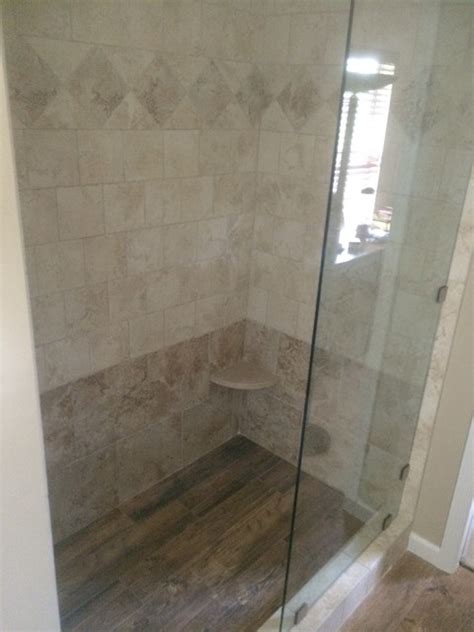 St Simons Shower With Wood Floor Contemporain Jacksonville Par