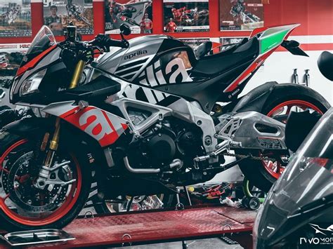 Купить б у Aprilia Tuono V4 инжектор 6 передач в Москве серый naked bike 2017 года на Авто ру