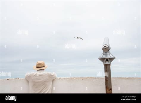 Man Peering Over Wall Hi Res Stock Photography And Images Alamy