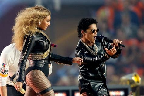 Beyonc And Bruno Mars Had A Dance Battle At The Super Bowl Halftime