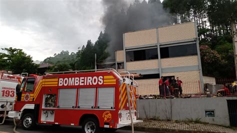 Incêndio que atingiu empresa 18 toneladas de malha é controlado