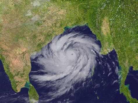 800000 Evacuated As 140mph Cyclone Hits Indias East Coast