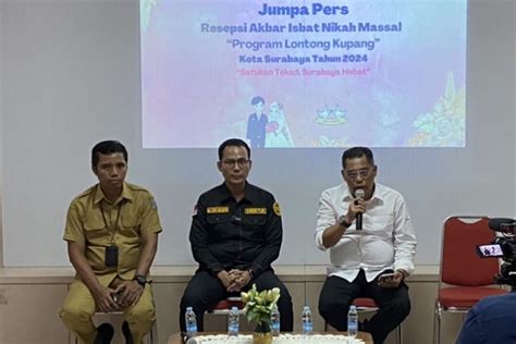 Pasangan Ikuti Nikah Massal Di Balai Kota Surabaya