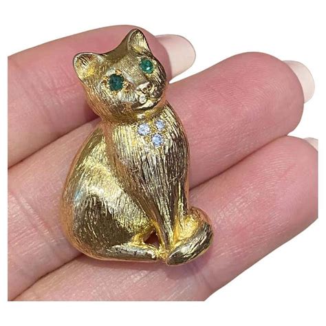 Fred 18 Karat Yellow Gold And Emerald Cat Brooch 88g At 1stdibs