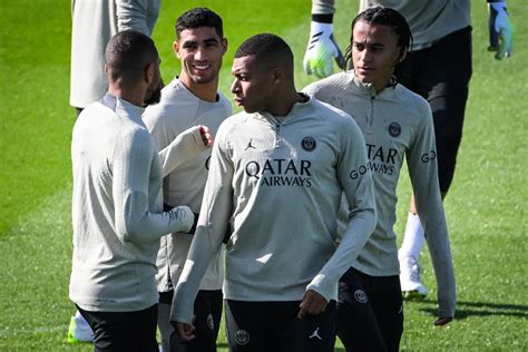 Photo Achraf Hakimi Kylian Mbappé et Ethan Mbappé au Campus PSG