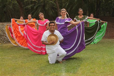 Diplomado En Folklore Nacional UNICAES