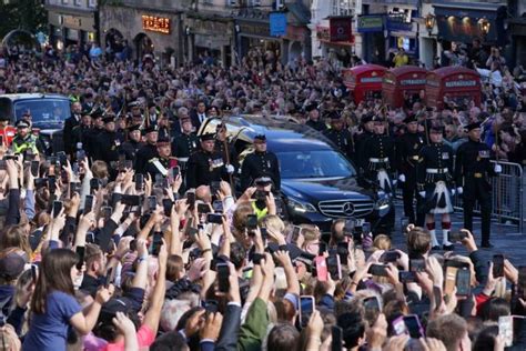 Elizabeth II un individu virulent s en prend au cortège à Edimbourg