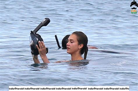 Jessica Alba Wearing A Bikini In Hawaii Set 2