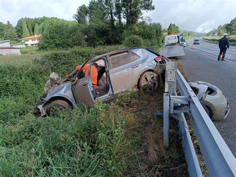 Barcelos Despiste Na A3 Faz Um Ferido E Atira Carro Para Fora Da Auto