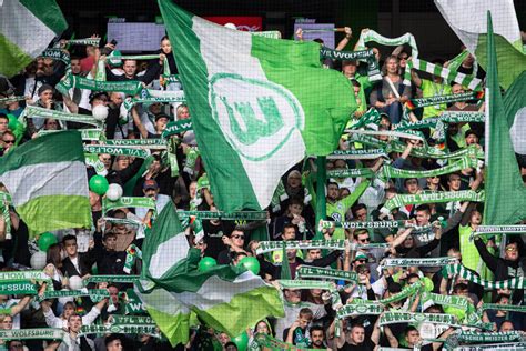 Personen Schl Gerei Fans Von Vfl Wolfsburg Und Mainz Gehen