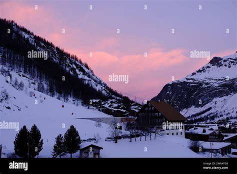 Val Disere Village Hi Res Stock Photography And Images Alamy