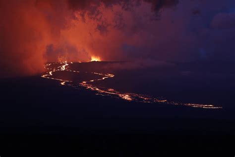 Photos Spectacular Eruption Of Mauna Loa World S Largest Volcano