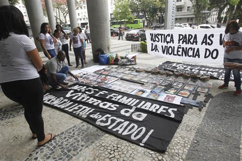 Famílias de jovens mortos em ações policiais fazem ato na frente do