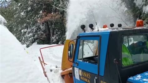 Maltempo Spazzaneve E Spargisale In Azione