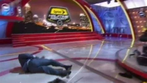 Shaquille Oneal Trips And Falls On The Nba On Tnt Halftime Show