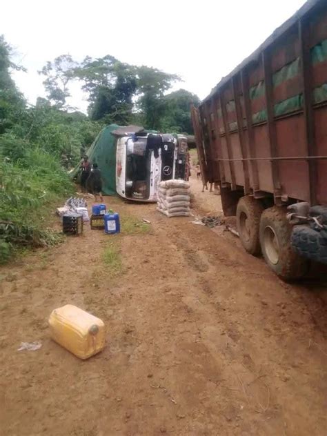 Congo Un camion de boisson se renverse à Irogo les riverains saluent