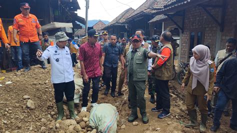 Kunjungi Desa Kelumpang Kepala Bnpb Ri Dampak Banjir Di Oku Luar