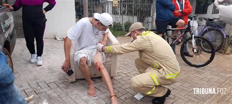 Motociclista é socorrido pelo Siate apos queda na Vila Carimã Tribuna Foz