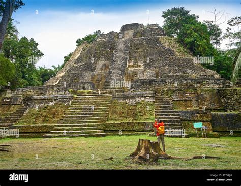 High Temple (the highest temple in Lamanai), Ancien Maya Ruins, Lamanai ...